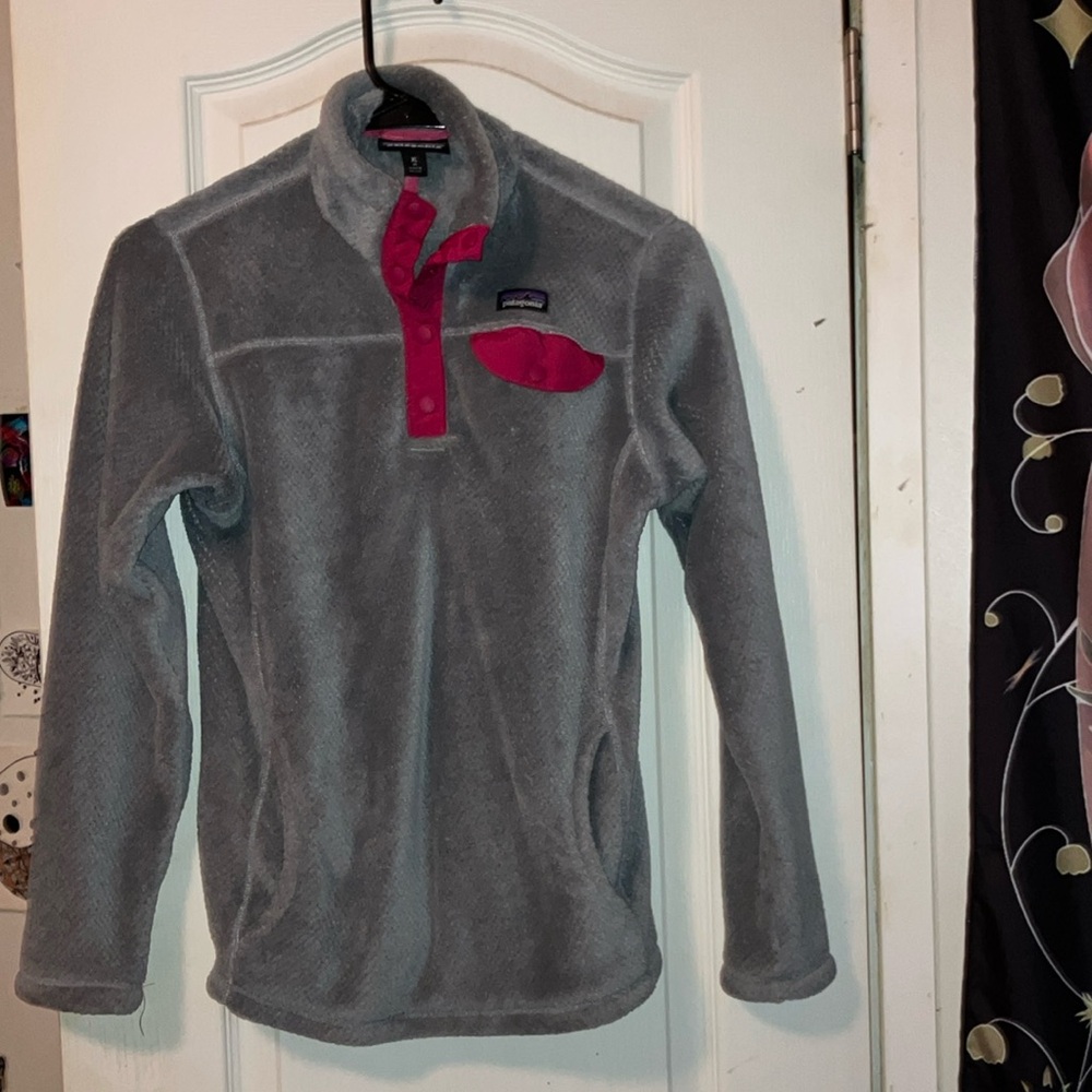 Patagonia pull over XL 14 in kids 
Pink & Grey
